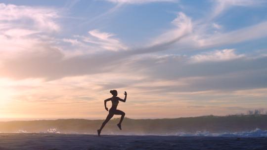 运动健身和运动运动员在海滩上跑步视频素材模板下载