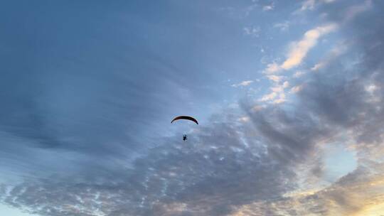 螺旋桨滑翔机在日落的天空中飞行