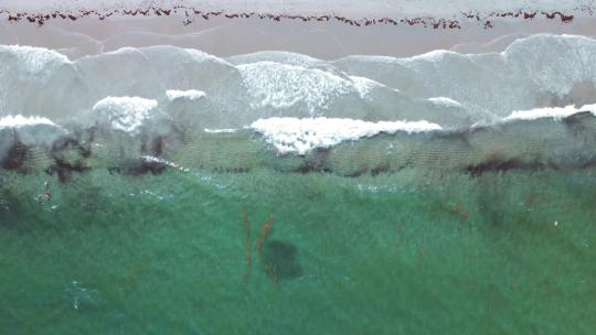 海浪撞击海滩的航拍