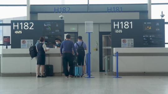 实拍上海浦东国际机场登机