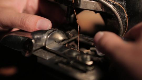 M1修理缝纫机 拧螺丝