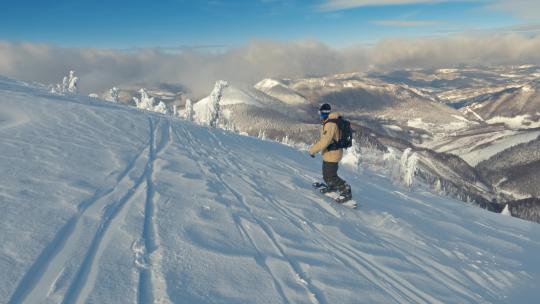 冰冻冬季山区的单板滑雪Freeride滑雪板的慢动作