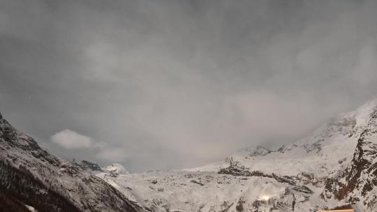 延时：瑞士瓦莱州萨斯费雪山上快速移动的云层