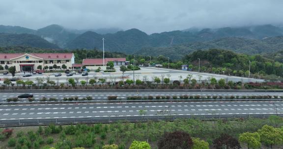 高速公路汽车驶过道路航拍高速路