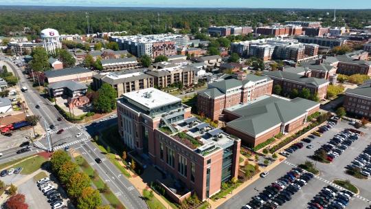 美国大学校园。教育建筑和宿舍的航拍镜头。阿拉巴马州奥本大学