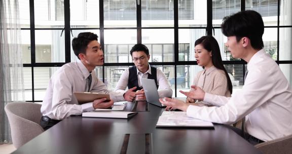 同事们在会议上激烈争吵探讨工作