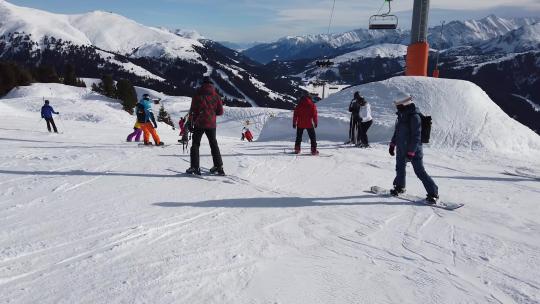 人们在滑雪场滑雪视频素材模板下载
