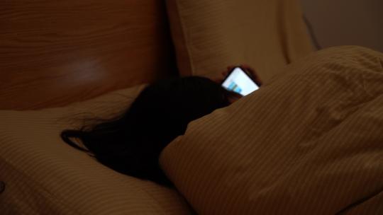 4K深夜失眠被窝里玩手机实拍视频视频素材模板下载