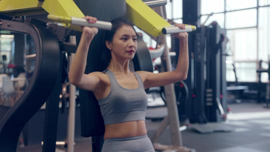 穿运动内衣在健身房锻炼的年轻女性