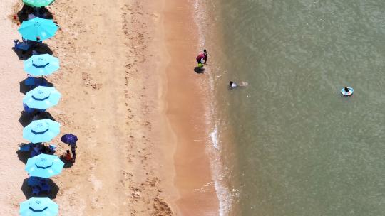 航拍海边沙滩帐篷海滩海岸线度假游泳人群