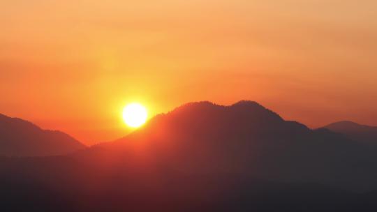 太阳在山后方冉冉升起延时摄影