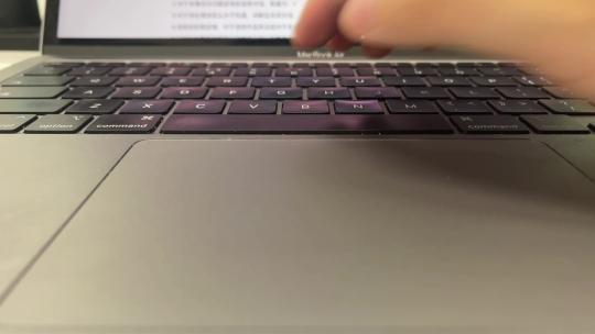 苹果笔记本电脑键盘特写打字