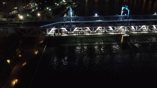 航拍夜晚的桥与河