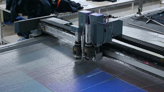 服装厂自动纸板裁剪车间视频素材模板下载