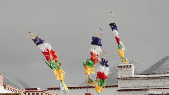 西藏大昭寺彩色帆布飘动