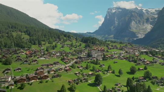 瑞士格林德沃尔德和瑞士阿尔卑斯山的空中进场视频素材模板下载
