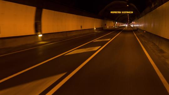 隧道通道空旷柏油路穿越开车驶向远方路