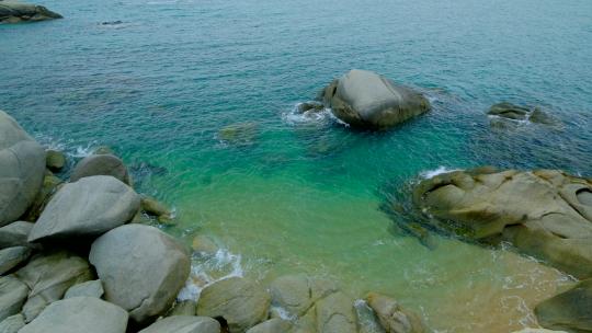 蓝色海浪拍打礁石岩石 海边浪花波涛汹涌
