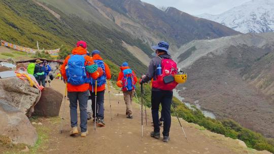 四川甘孜攀登那玛峰的登山者徒步进山