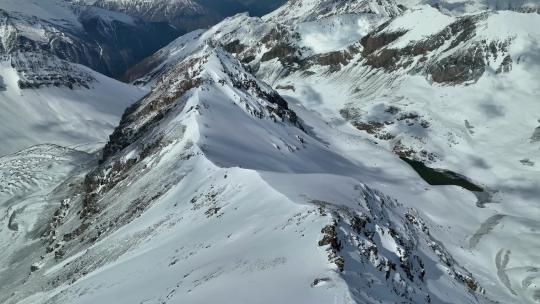 航拍攀登四川岷山山脉主峰雪宝顶的攀登者