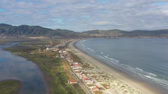 墨西哥恩塞纳达埃斯特罗海滩的广阔视野，Bahía Todos Los Santos的恩塞纳达海滩前厅