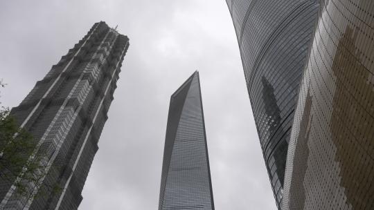 仰拍上海中心大厦