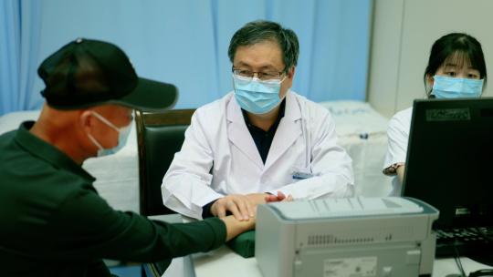 医生就诊看病把脉 询问病人病情