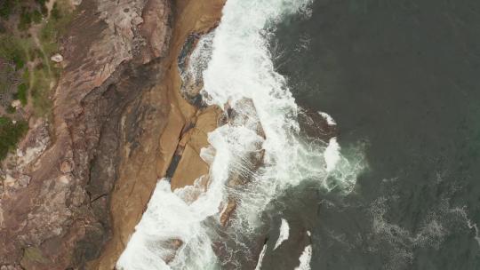 海浪拍打着海岸线的沙滩和岩石视频素材模板下载