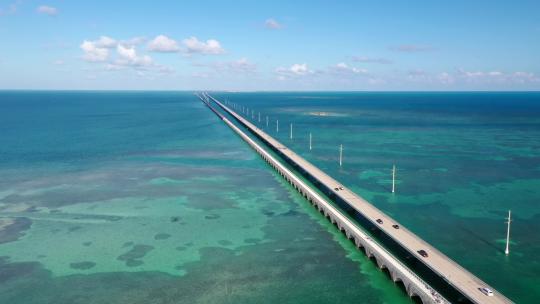 美国佛罗里达群岛七英里桥的鸟瞰图——无人机拍摄