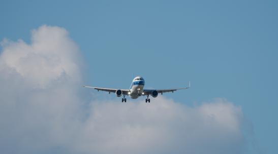 飞机飞过天空飞机起飞降落4k