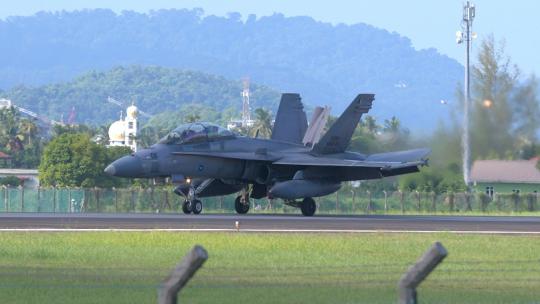稳定：兰卡威航展马来西亚F/A-18D战机降落