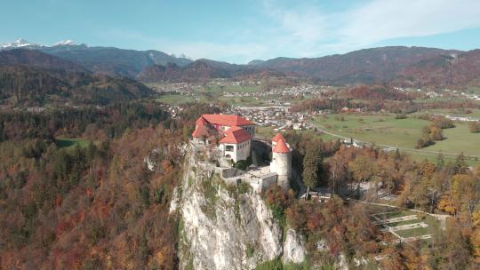 城堡坐落高山地区的一块岩石上