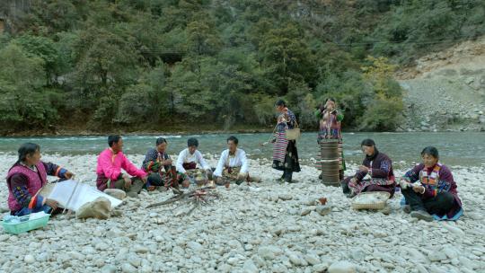 藏民在河边劳作生活聚会纺线织布打酥油茶视频素材模板下载