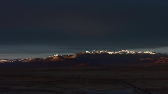 西藏旅游风光日出瞬间喜马拉雅山脉雪峰