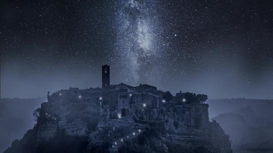 意大利巴格诺雷吉奥与银河的老城。延时。