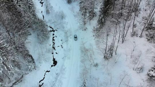 3947_孤独的汽车行驶在雪路上
