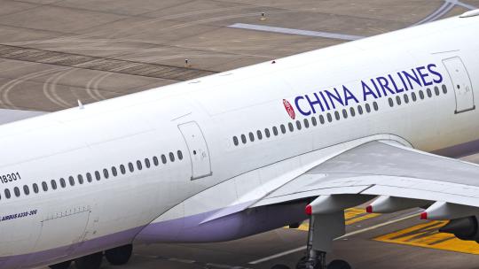 台湾中国航空飞机在浦东机场跑道滑行视频素材模板下载