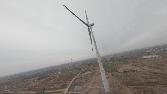 穿越机航拍乡野风力发电设备