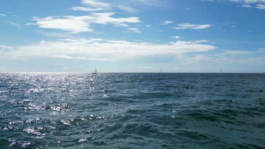 低空无人机拍摄海洋和地平线上的船只