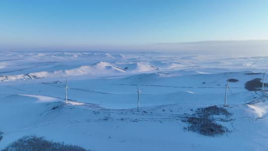 航拍建有风力发电风机的雪域雪原