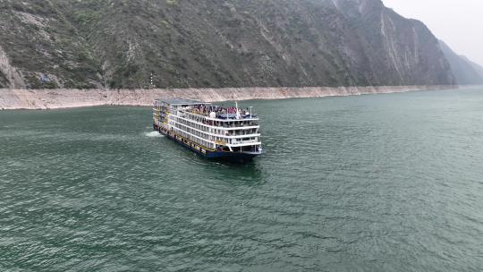航拍环绕长江中游轮
