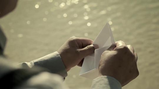 折纸船男人思念情绪空镜视频素材模板下载