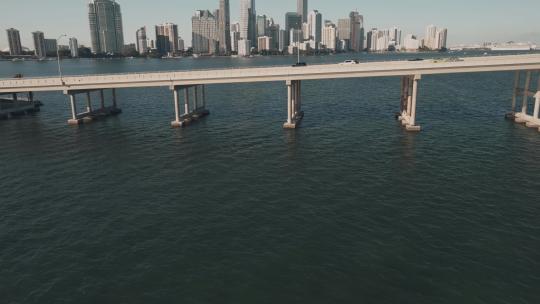 空中全景迈阿密海滩上洛夫巴尔港水上入口桥