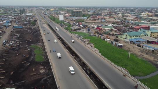 欢迎来到尼日利亚拉各斯，著名的拉各斯-伊巴丹高速公路连接奥贡州和拉各斯州。