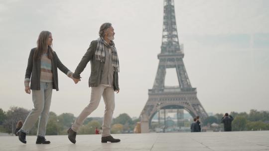 巴黎快乐的老年夫妇
