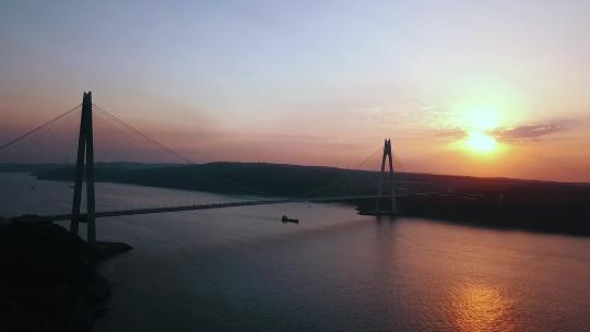 日落下的大桥