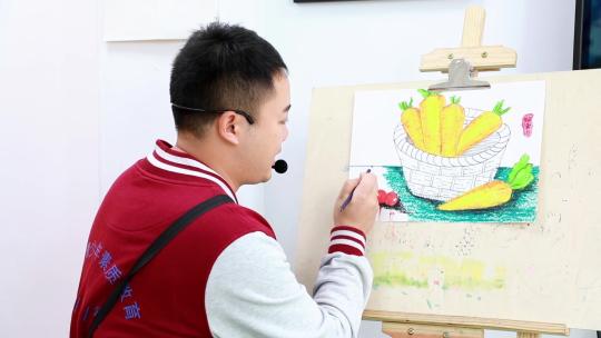 小孩儿童在教室学画画上美术课