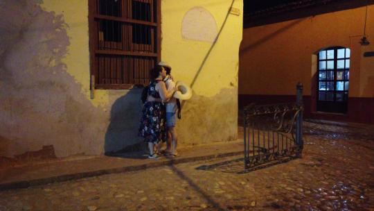 古巴特立尼达夜晚情侣拥抱地拍视频素材模板下载