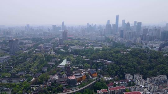 4k 航拍南京玄武湖畔的明城墙特写视频素材模板下载