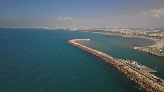 一个阳光明媚的夏日，阿尔梅里亚的阿尔梅里马尔港。航拍。